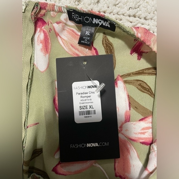 • Floral Romper

• Ruffle Detail
• Hidden Back Zipper
• 100% Polvester - Picture 10 of 14